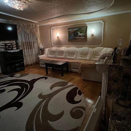 Просторі Та Комфортні Апартаменти «Д.І.М.» Camenița Exterior foto